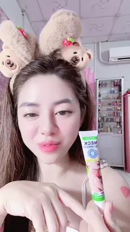 Sản phẩm trong ảnh là Fillizi Neck Cold Compress Gel, một loại gel làm mát được thiết kế để hỗ trợ giảm đau và khó chịu ở vùng cổ và họng.#gel giảm đau khó chịu vùng cổ ##lênxuhướng 