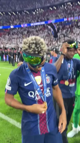 🇫🇷 DOUÉ CON SU MEDALLA DE LA CHAMPIONS 🏆 #arsenalvspsg #psgcampeondelachampions #finaldechampions2026 #douepsg #doucampeonconpsg 