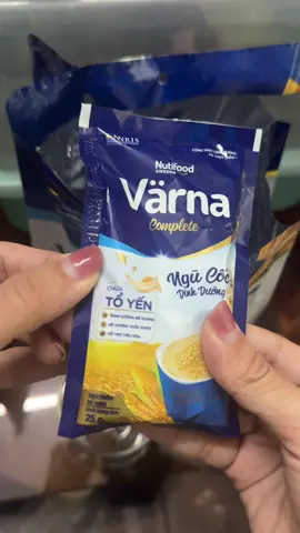 Ngũ cốc Värna Complete với thành phần ngũ cốc nguyên cám lành tính kết hợp 9 loại vitamins và khoáng chất thiết yếu, nay bổ sung thêm Tổ yến cao cấp quý hiếm giúp hỗ trợ tiêu hoá cho một sức khoẻ tràn đầy tận hưởng trọn vẹn cuộc sống #medautanlam #ngucocdinhduong #ngucocvarnacomplete #varnacomplete #nutifood 