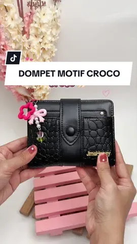 Pecinta motif croco angkat tangan! 😋🙌🏻💕 #littleashilawalletjimshoney #Jimshoneysurabayastore  #PromoGuncang55 #GajianSale -rm