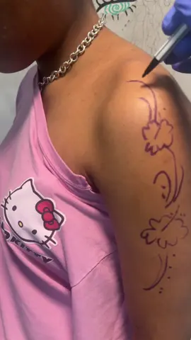 OMG what till the end 🥶. IG: toni thetattoolady to book your next tattoo 😊.  #tonithetattoolady #chicagotattooartist #freehand #tattoo 