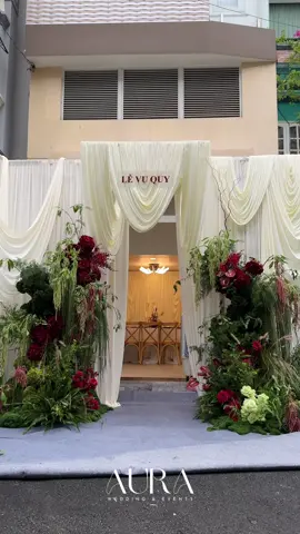 Moodboard: Burgundy x Olive Green. Một tone màu mang nét đẹp Á Âu được đưa vào 1 chiếc lễ gia tiên ở Việt Nam. #weddingdecor #trangtrigiatien #luxurywedding #ytuongsangtao #aurawedding 