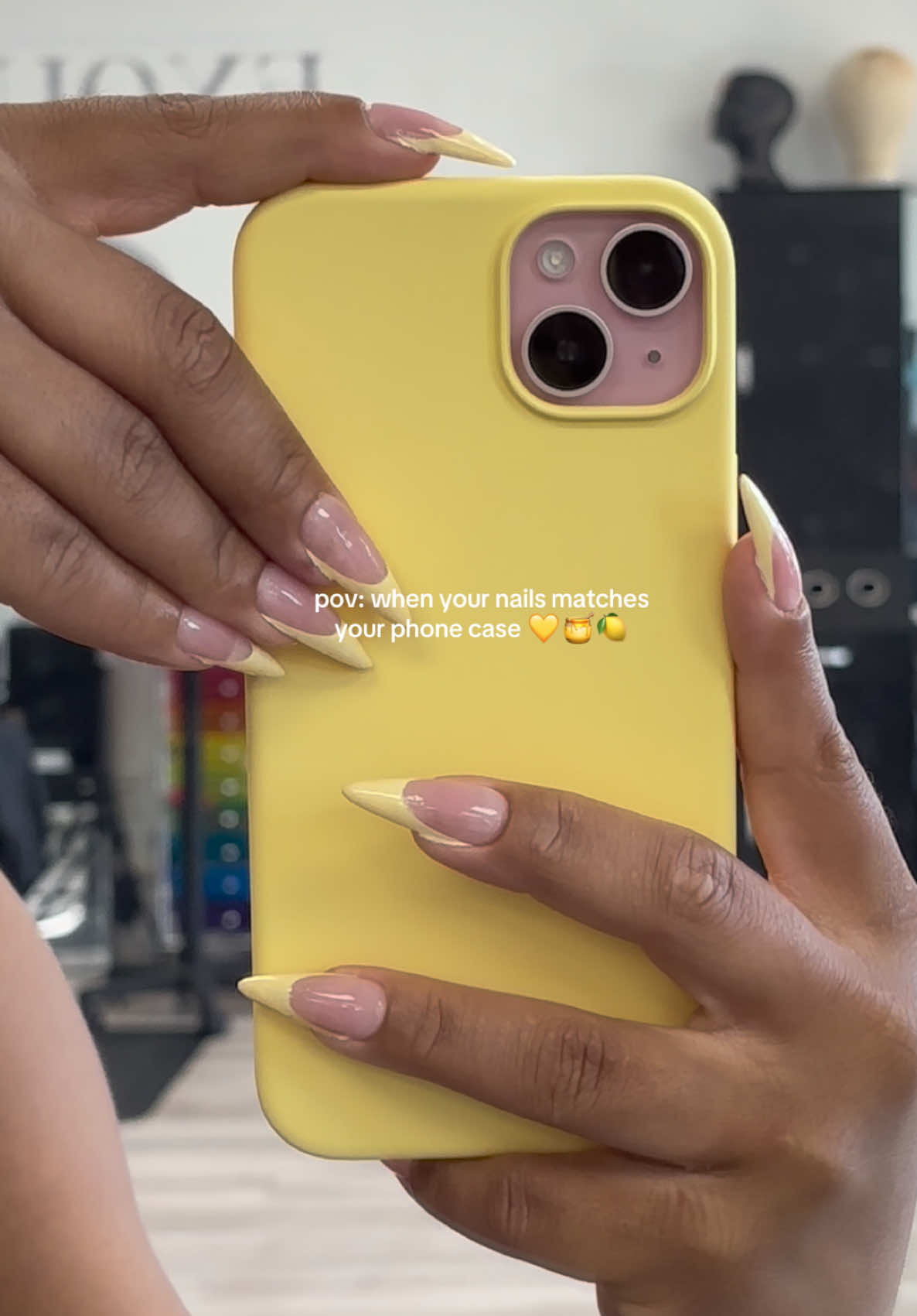 I like when my nails matches my phone case💛 #phonecase #siliconecase #summerlooks #yellowaesthetic #butteryellow 