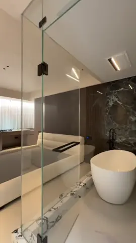 Chiếc phòng ngủ Master sang hiện đại cho các bác tham khảo. Không gian giữa khu vực tắm được làm vách kính tạo cảm giác liền mạch. Phân khu riêng biệt khu vực thay đồ đầy tiện lợi. #phongngumaster #phongnguhiendai #phongngudep #thietkehiendai #noithatdep 