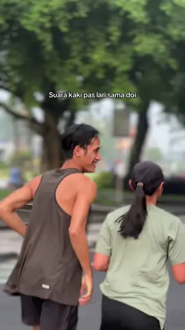 Padahal sepatunya sama tapi kok suaranya beda🤷🏻‍♀️ #pelari #pelarikonten #Running #runningdate #couplegoals 