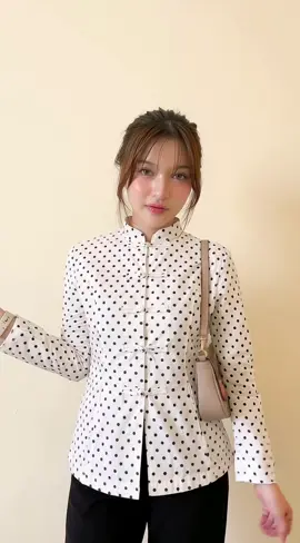 Motif polkadot klasik dengan detail kerah mandarin dan kancing simpul yang unik, tampil anggun dan berkarakter. #atasanwanita #blousewanita #fashionwanita #outfitkekinian #polkadot 