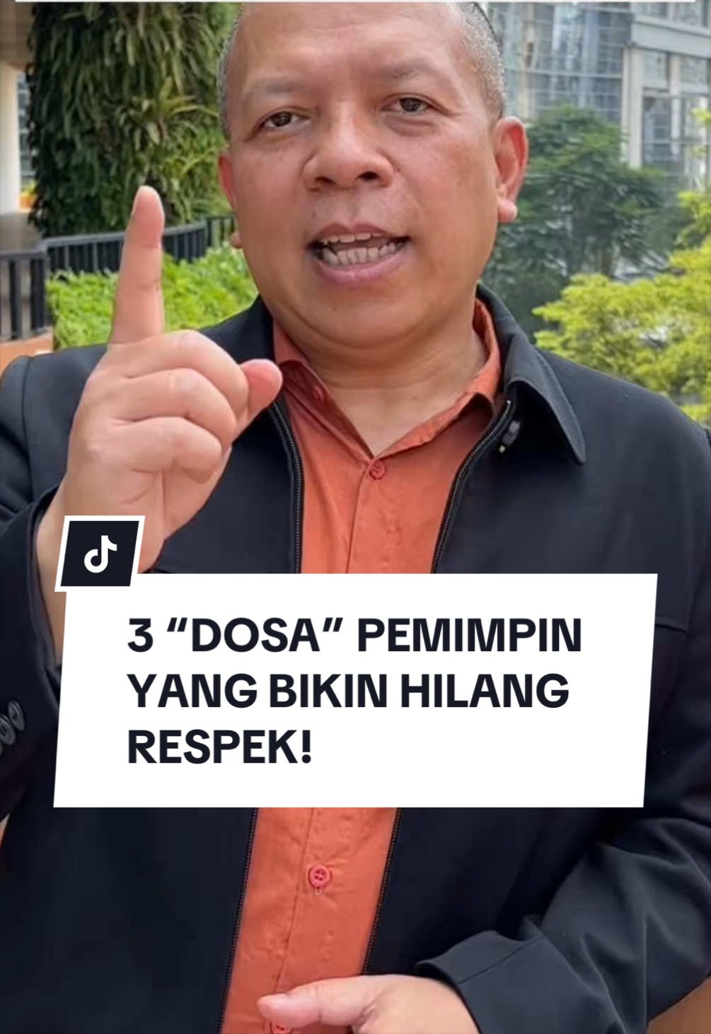 Menjadi seorang leader bukan hanya tentang menduduki jabatan atau memberikan perintah, melainkan tentang membangun kepercayaan (trust) dan respek dari tim yang dipimpin. Namun, tanpa disadari, ada beberapa kebiasaan kepemimpinan yang justru bisa menjadi bumerang dan menurunkan kredibilitas Anda di mata bawahan. Berikut adalah 3 kesalahan fatal (dosa) dalam leadership yang perlu dihindari: 1. Instruksi yang Abu-Abu (Tidak Jelas) Seorang pemimpin yang baik harus mampu memberikan arah yang presisi. Ketika instruksi, target, dan ekspektasi tidak dikomunikasikan dengan jelas, tim akan bergerak tanpa arah yang pasti. Sayangnya, ketika hasil kerja tidak sesuai, tak jarang bawahan yang disalahkan. Solusi: Selalu terapkan komunikasi yang clear, terukur, dan pastikan ada ruang untuk konfirmasi ulang sebelum tugas dieksekusi. 2. Inkonsisten atau Plin-Plan Keputusan yang terus berubah-ubah berdasarkan mood atau tanpa landasan objektif akan menciptakan kebingungan masal. Ketidakpastian ini membuat tim merasa tidak aman dan kehilangan pegangan dalam bekerja. Solusi: Pegang teguh komitmen, buat keputusan berbasis data/strategi yang matang, dan komunikasikan setiap perubahan alasan di balik keputusan tersebut secara transparan. 3. Micro-management Terlalu ikut campur hingga ke urusan teknis yang sangat kecil (printil-printil) justru menunjukkan bahwa Anda kurang percaya pada kapasitas tim. Hal ini tidak hanya mematikan kreativitas dan inisiatif mereka, tetapi juga menghabiskan energi Anda yang seharusnya fokus pada level strategis. Solusi: Lakukan delegasi yang efektif. Berikan wewenang kepada manajer atau anggota tim di bawah Anda untuk mengambil keputusan sesuai porsinya. Bagaimana dengan lingkungan kerja Anda? Apakah Anda pernah menemui salah satu dari ketiga tipe di atas? Share pandangan Anda di kolom komentar!👇 #leadership #percayadiri #bahasatubuh #personalbranding #confidence