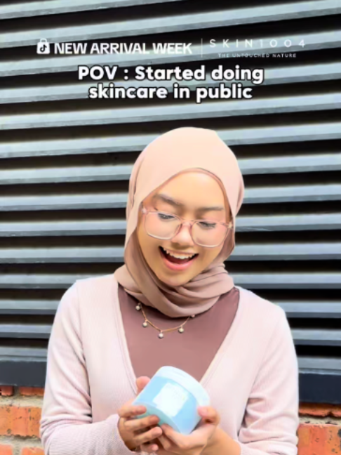 Kulit rasa kering, kusam dan tak “hidup” walaupun dah pakai skincare? 😩💦 Mungkin kulit korang kurang hydration yang betul ✨ 💙 SKIN1004 Madagascar Centella Hyalu-Cica Jelly Fit Ampoule Pad ialah toner pad dengan ampoule essence yang menggabungkan Hyaluronic Acid + Centella Asiatica untuk bantu hydrate dan soothe kulit dalam satu step mudah. Tekstur jelly pad dia lembut dan comforting 😍 sesuai sangat untuk daily toner pad atau quick mask bila kulit rasa stress, kering atau lepas seharian di luar. Bila kulit cukup hydration, dia nampak lebih plump, smooth dan bagi healthy glow yang natural tanpa rasa berat ✨ 🛒 Nak kulit lembap, fresh & glowing every day? Dapatkan SKIN1004 Madagascar Centella Hyalu-Cica Jelly Fit Ampoule Pad di BAG KUNING sekarang! #66NewArrivalWeek #MYNewArrivalWeek #TikTokNewArrivalWeekMY #SKIN1004MY