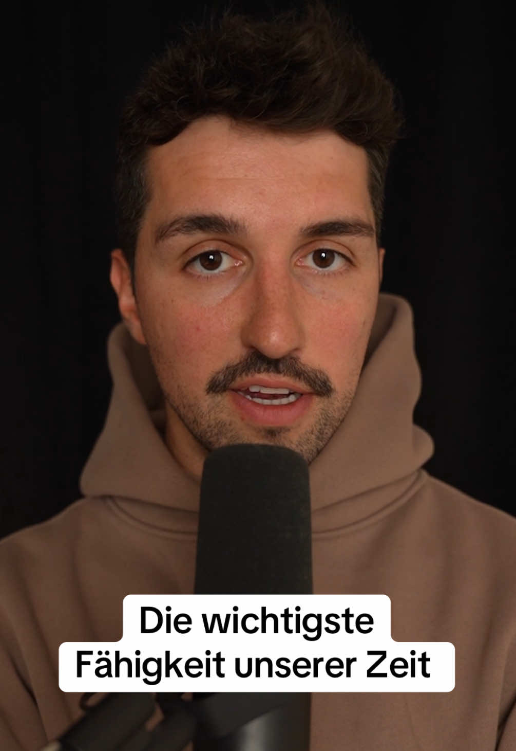 Deine Gedanken dazu? — Quellen zum Video: 1.https://de.statista.com/statistik/daten/studie/197/umfrage/straftaten-in-deutschland-seit-1997/ 2.https://www.finanzrechner.org/statistiken/loehne-in-deutschland/ 3.https://www.iwkoeln.de/presse/iw-nachrichten/christoph-schroeder-fuer-einen-fernseher-arbeiten-deutsche-heute-59-stunden-weniger-als-1991.html — #finanzen #bildung #gesellschaft #simonschoebel #investscience