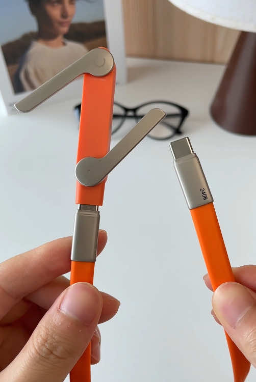 Carga y sostiene tu teléfono sin múltiples accesorios con este increíble cable de carga. #iPhonecharger #fifaworldcup2026 #phonestand #tiktokshop #TikTokShopDealsforYouDays