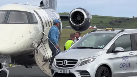 Brad Pitt just arrived in the Isle of Man, and David Fincher too? #iomtt #TT2026 