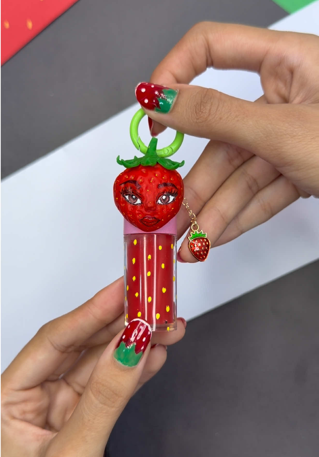 Criei um gloss da Moranguete! 🍓 Qual a próxima fruta? 😂 #gloss #art #frutas 