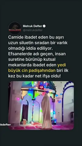 🚨 CAMİDE KAMERALARA YANSIYAN VARLIK SOSYAL MEDYAYI KARIŞTIRDI! 🧟‍♂️ Gece ibadeti sırasında kaydedilen görüntülerde, cemaatin arasında beliren aşırı uzun siluet dikkat çekti. Görüntüyü izleyenler bunun sıradan bir insan olmadığını iddia ediyor. 😱 Rivayetlere göre Anadolu’nun en eski cin anlatılarında adı geçen, insan kılığına girerek kutsal mekanlarda ibadet ettiği söylenen yedi büyük cin padişahından biri, ilk kez bu kadar net şekilde görüntülendi! ⚠️ Kameraya yansıyan varlığın boyu, duruşu ve hareketleri izleyenleri ikiye böldü. Kimileri bunun optik bir yanılsama olduğunu söylerken, kimileri ise tarihin en gizemli görüntülerinden biriyle karşı karşıya olduğumuzu düşünüyor. 👁️ Peki sizce bu görüntüdeki uzun siluet sıradan bir insan mı, yoksa yüzyıllardır anlatılan o karanlık efsanelerden biri mi? #korku #korkunçvideolar #cinleralemi #beniöneçıkart #korkunçbilgiler 