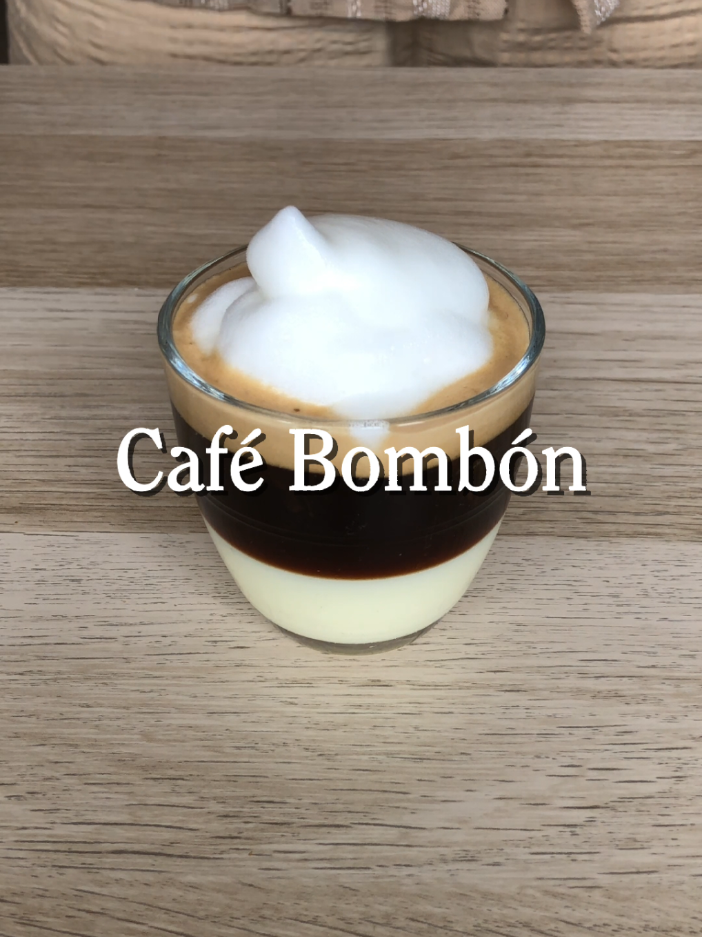 ☕️ Café Bombón 🍯✨
 
 “100 Formas de Hacer Café #8”
 
 • En un vaso pequeño (aprox. 150–180 ml) añade 40 ml de leche condensada 🍯
 • Prepara 60 ml de café recién hecho y añádelo
 • En otro recipiente añade 40–60 ml de leche de tu preferencia 🥛
 • Espuma bien la leche hasta que quede ligera y cremosa
 • Añade encima la espuma de leche poco a poco ✨
 • Remueve y disfruta 🤎
 
 Dulce, intenso y cremoso a la vez: el contraste perfecto entre el café fuerte y la leche condensada que lo convierte en un clásico irresistible ☕️🍯✨
 
 #cafebombon #coffeetok #cafefrio #coffeerecipes       ☕️