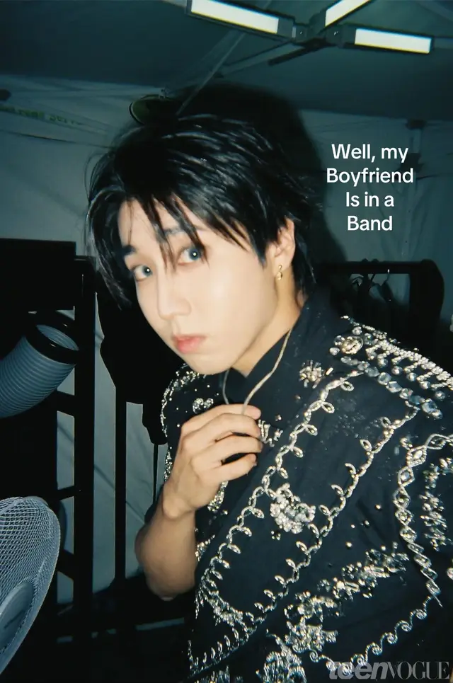 #HANJISUNG Han Jisung, conocido artísticamente como Han, es un idol surcoreano que nació el 14 de septiembre de 2000 en Incheon, Corea del Sur. Desde muy pequeño mostró interés por la música, y durante parte de su infancia vivió en Malasia, lo que influyó en su forma de ver el mundo y en su personalidad más abierta. Más adelante regresó a Corea del Sur y comenzó a perseguir su sueño de dedicarse a la música. Ingresó a la empresa JYP Entertainment como aprendiz (trainee), donde entrenó en canto, rap y baile durante varios años. Su esfuerzo dio frutos cuando participó en el programa de supervivencia que formó al grupo Stray Kids en 2017, debutando oficialmente en 2018. Dentro de Stray Kids, Han destaca por ser uno de los miembros más versátiles: es rapero, vocalista y también compositor. Forma parte del equipo de producción del grupo llamado 3RACHA, junto a Bang Chan y Changbin, donde escriben y producen muchas de las canciones del grupo. Gracias a esto, ha participado en la creación de gran parte de la discografía de Stray Kids, mostrando su talento creativo desde muy joven. En cuanto a su personalidad, es conocido por ser muy divertido, espontáneo y a veces un poco caótico, pero también tiene un lado más sensible y reflexivo que se nota en las letras que escribe. Muchos fans lo admiran no solo por su talento musical, sino también por su capacidad de expresar emociones reales en sus canciones. A lo largo de su carrera, Han se ha ganado el reconocimiento como uno de los idols más completos de su generación, destacando tanto en el escenario como detrás de él, convirtiéndose en una pieza clave dentro del éxito de Stray Kids. 💗 𝑖love.　 ♡　 ✉️　한지성¡       📼 : 13 scars ͟͟͞♡ 𝙷  :  maybe.  Uncertainty    ! hold my hand now __  ♥︎ ⋆˙⟡ ﹕𐔌  스트레이 키즈 ㅤ ꒱      ¡ 0801  I’ll be your sun #podercerdito❤️ #foryoupage #noflop #fyp 