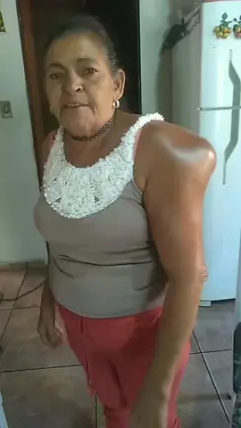Enquanto não resolver o caso da minha mãe não vou parar de postar a secretária da saúde de Serra Azul os vereadores para ver isso aqui ó vem um fala uma coisa vem outro falar outra coisa e nada se resolve e também a prefeita de Serra Azul né Não adianta só falar da boca para fora e não resolver não adianta mandar assistência social com médica ir lá na casa dela que não vai resolver o problema é fazer cirurgia o mais rápido possível era um direito de resposta imediatamente não é para amanhã não é para depois vai esperar ela perder o braço dela necrosar ou acontecer algo pior da gente receber uma notícia dela não está mais aqui porque ela não aguenta mais de tanta dor não consegue dormir não consegue comer perdeu mais de 4 kg tô revoltada jogar essa bomba lá para o HC para não cair nas costas deles pronto falei 😡😡😡