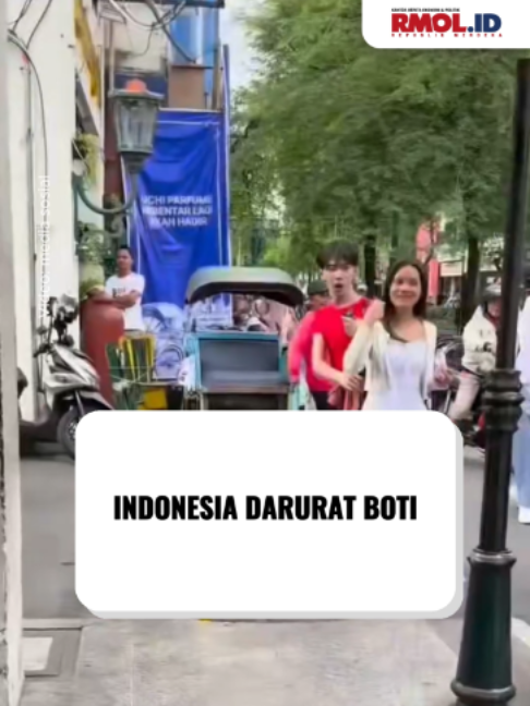 Indonesia Darurat Boti Saat ini Indonesia menghadapi perubahan sosial yang sangat cepat.  Dahulu yang dianggap tabu, kini malah berani tampil di hadapan publik bahkan memenuhi media sosial.  LGBT atau perilaku menyimpang. Di sejumlah kota besar bahkan pasangan sesama jenis tampil terbuka di ruang publik.  Figur publik transgender juga semakin sering muncul di televisi maupun media digital.  Istilah Boti tak ayal jadi akrab di telinga masyarakat saat ini. Istilah yang menilai laki-laki seperti perempuan. Dengan perilaku gemulai.  LGBT atau Boti bukan cuma ramai di kalangan masyarakat tetapi juga menjamur di kalangan pejabat.  Kelompok ini bahkan ada di sejumlah instansi pemerintah seperti TNI dan Polri juga pejabat lainnya.  Keberadaan kelompok LGBT di dalam tubuh TNI dan Polri pernah diungkapkan oleh Ketua Kamar Militer Mahkamah Agung.  Kelompok ini dilaporkan memiliki jaringan lintas pangkat, di mana anggotanya meliputi berbagai strata kepangkatan mulai dari tamtama hingga perwira.  Tentu kondisi ini ancaman terhadap ketahanan moral dan masa depan generasi penerus bangsa. Peran keluarga dan sekolah sangat menentukan.  Oleh karenanya yang dibutuhkan Indonesia ialah penguatan keluarga, pendidikan karakter, pengawasan media sosial.  Negara perlu hadir memperkuat ketahanan keluarga dan pendidikan berbasis nilai agama serta budaya bangsa. #rmol #rmolid #republikmerdekaonline #indonesia #darurat #boti #lgbt #transgender