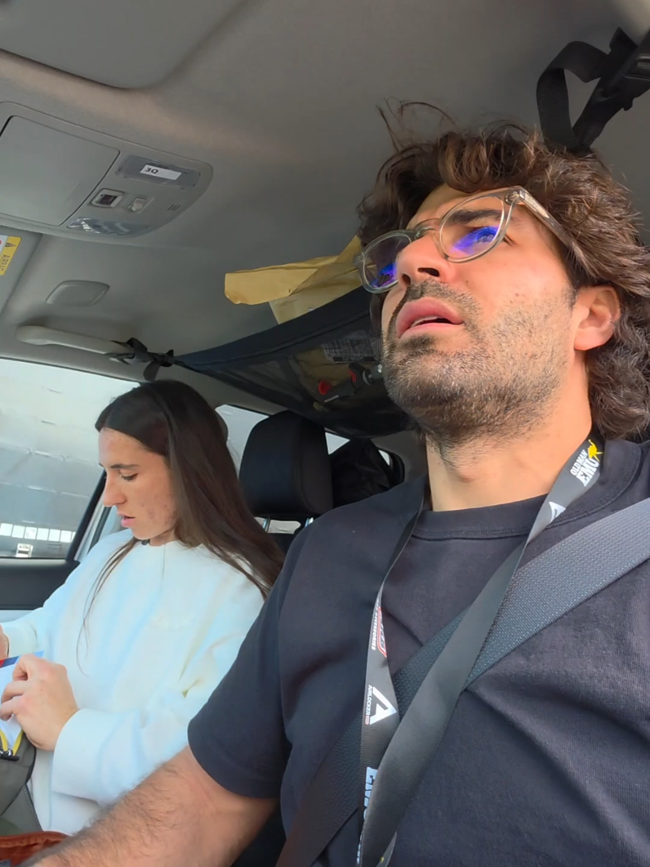 Ci prepariamo per la prima traversata: portiamo un pranzo una cena e una colazione, vestiti saponi beauty, tutto per uscire dalla cabina PULITI perchè sul pickup farsi la doccia non è come a casa. E nemmeno andare in bagno. Usciamo dall'Italia partendo da Ancona, iniziano giornate di guida e accampamenti e ti farò vedere tutto #travel #storytime 