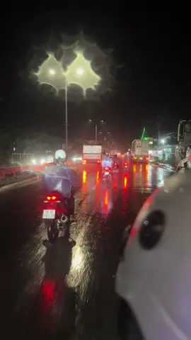 Trời mưa làm tí cho nóng