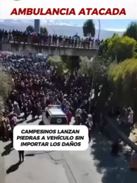 AMBULANCIA ATACADA  CAMPESINOS LANZAN PIEDRAS A VEHÍCULO SIN IMPORTAR LOS DAÑOS En la autopista La Paz - El Alto, grupo de bloqueadores identificados como ponchos rojos protagonizó un hecho alarmante al impedir el paso de una ambulancia y lanzar piedras contra el vehículo de emergencia. La agresión obligó al personal médico a retroceder, poniendo en riesgo tanto su seguridad. Mientras algunos ciudadanos reclamaban a gritos que se detuviera la violencia, el incidente generó preocupación y rechazo. #Bolivia #viral #Ambulancia #bloqueos #rechazo #RadioIllimani