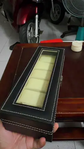 ⌚ Hộp da đựng đồng hồ 6 ngăn sang trọng, giúp bảo quản đồng hồ tránh bụi bẩn, trầy xước và va đập. Thiết kế tinh tế, gọn gàng, phù hợp trưng bày bộ sưu tập và làm quà tặng ý nghĩa. 🎁✨ #HopDungDongHo #PhuKienNam #DongHoDep #creatorsearchinsights #xuhuong 