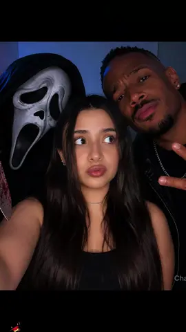 ¡Habla causa! 🇵🇪 ¡Este trend de fotos grupales de Scary Movie está rompiendo TODO TikTok en Perú ahora mismo! ✨ Aprende cómo crear tu foto grupal de Scary Movie gratis y hazte viral en solo 5 minutos.
 Esta plantilla de CapCut con el audio original 