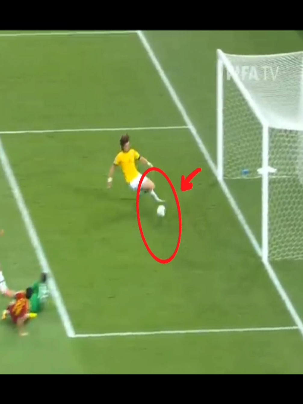 DAVID LUIZ  made an IMPOSSIBLE save that shocked everyone 😳🧤 The reflexes, positioning and reaction time were absolutely unreal. Moments like this are why football is the most unpredictable sport in the world. One split second changed everything. This insane save is already being called one of the craziest goalkeeper moments online. Could YOU stop this shot? 👀⚽ goalkeeper save insane goalkeeper football highlights crazy save amazing reflexes goalkeeper training football shorts soccer viral best saves unreal save football skills goalkeeper skills Neymar Brazil football Flamengo Flamengo post match football edit viral football soccer shorts #Goalkeeper #Football #Soccer #CrazySave #FootballShorts 