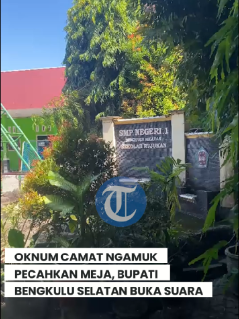 Oknum Camat Ngamuk Pecahkan Meja Sekolah, Bupati Bengkulu Selatan Buka Suara Soal Sanksi Okum Camat yang diduga melakukan tindakan arogan menjadi perhatian serius Pemerintah Kabupaten Bengkulu Selatan. Camat tersebut diduga mengamuk hingga memecahkan meja di SMP Negeri 1 Bengkulu Selatan karena tidak menerima hasil Tes Kemampuan Akademik (TKA) anaknya yang dinilai rendah. Bupati Bengkulu Selatan Rifai Tajuddin, langsung buka suara dan menyatakan telah menginstruksikan Sekretaris Daerah untuk melakukan pendalaman serta mengumpulkan informasi terkait peristiwa tersebut. “Kami sudah instruksikan Sekda untuk melakukan pengambilan data dan pendalaman mengenai apa yang sebenarnya terjadi,” ujar Rifai saat diwawancarai TribunBengkulu.com, Rabu (3/6/2026). #tiktokberita #bengkulu #bengkuluselatan