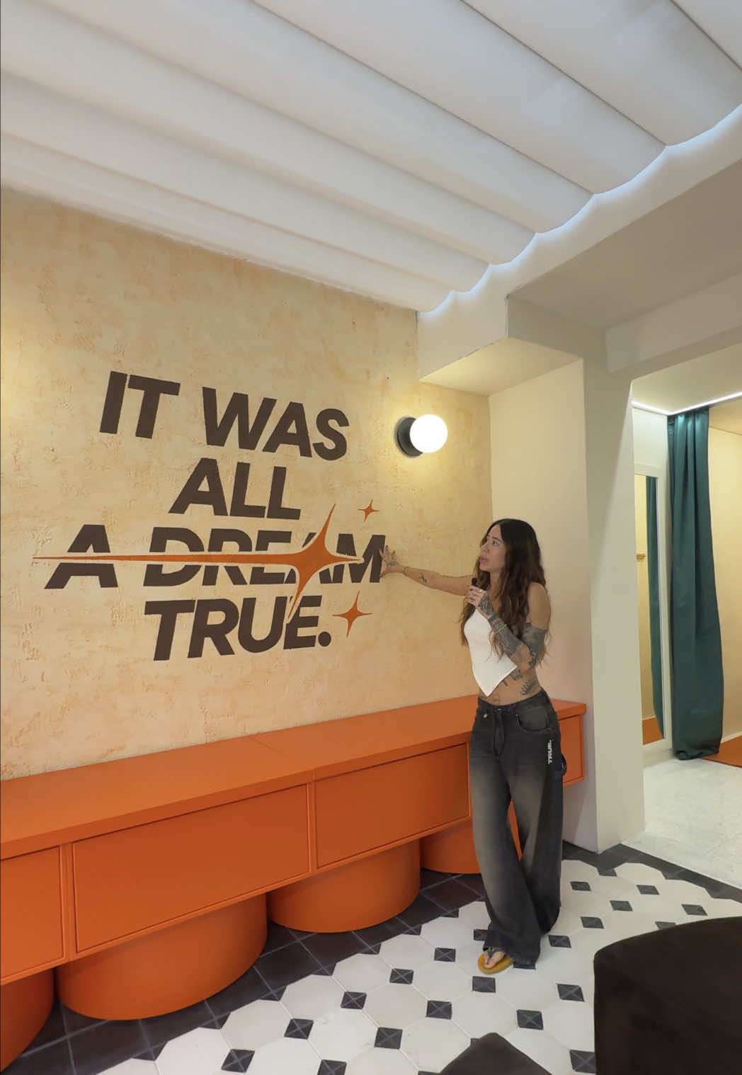 Volvimos a abrir las puertas de esta casa que tiene tantas historias y buenos recuerdos. Medellín se merecía la tienda más linda de todas! The house of True 🏡🧡 #streetwearcolombia #storetour #fashiontiktok 