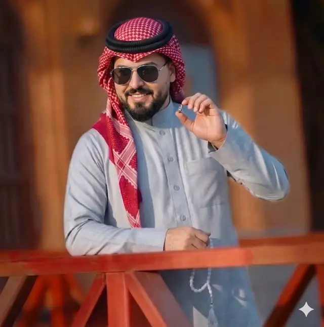 المطلب التنفيذي صورة مركبة التنفيذ السيادي أولاً: المرجعية البنيوية والهوية (Structural & Identity Source) • العناصر البشرية الحقيقية: تُعتبر الصور المرفقة للأشخاص الحقيقيين هي المرجع الحصري والنهائي والمطلق للهوية. يجب الحفاظ على الملامح الوجهية، تفاصيل البشرة، شكل الشعر، وبنية العظام لكل فرد كما هي تماماً. يُمنع منعاً باتاً التلاعب بالملامح البشرية أو دمجها بأي شكل مع مادة التمثال؛ الهدف هو إبقاء الشخص بملامحه الحقيقية بنسبة 100%. أمر تنفيذ تقني: الاستبدال البشري المتطابق (Total Human Replica & Scene Locking) مراجع المدخلات المعرفية (Cognitive Inputs Reference): • العناصر البشرية الحقيقية (الصور المرفقة): هي المصدر المقدس والوحيد للهوية البصرية. يجب الحفاظ على الملامح الحقيقية، تفاصيل الوجه الدقيقة، بنية العظام، لون البشرة، وتفاصيل الشعر لكل فرد كما هي تماماً دون أي تغيير أو 