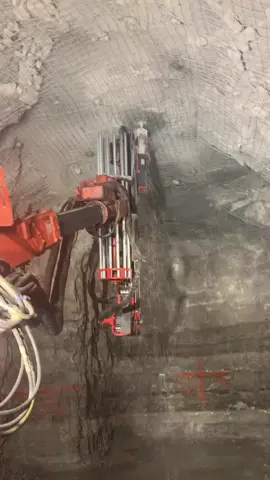 . Un sistema de sostenimiento subdimensionado o instalado fuera de especificación es la causa directa del colapso de excavaciones — el espaciado, la longitud y la tensión del perno no son negociables. El Sandvik DS311 es una de las plataformas de rock bolting más versátiles del mercado para operaciones en secciones medias. En este video observamos la secuencia completa: perforación del taladro en hastial, introducción del perno de fricción o cementado, y torque de instalación — todo desde una sola plataforma, eliminando el cambio de equipo entre ciclos. La malla de acero ya tensionada visible en techo y hastiales confirma que la secuencia de sostenimiento está siendo ejecutada por fases, respetando la distancia al frente activo conforme al diseño geotécnico. La capacidad de multi-perforación del DS311 reduce significativamente el tiempo de ciclo de sostenimiento, uno de los cuellos de botella más críticos en avance de desarrollos. ¿Qué tipo de perno utilizan como estándar en sostenimiento primario — Split Set, Swellex, Helicoidal o cementado con resina?  Equipo: Sandvik DS311 — Rock Bolter Créditos: @underground_wrenching #MineríaSubterránea #Sostenimiento #RockBolting #SandvikMining #undergroundmining 