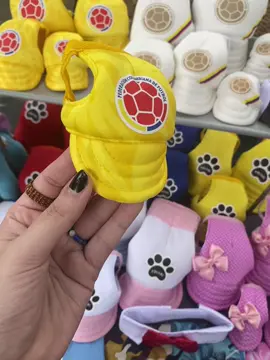 ¿Quién dijo que no tenemos gorras para los más pequeños? 🥹 Esas cositas chiquitas de 4 patitas les tenemos sus gorras miniatura para protegerlos del sol y darles mucho flow y estilo. ¡Ellos también merecen estar a la altura en este mundial! 🇨🇴🐾💛 ¿Qué estás esperando para darle ese toque a los más pequeños de la manada? 🐶🔥 #gorrasparaperros #accesoriosparamascotas #peluditos #mundial2026 #pincher 