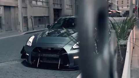 Nissan GT-R R35 Liberty Walk sở hữu động cơ V6 3.8L tăng áp kép, sản sinh công suất 565 - 600 mã lực giúp xe tăng tốc 0-100 km/h chỉ trong 2,9 giây.#virall #fyp #nissan #gtrr35 