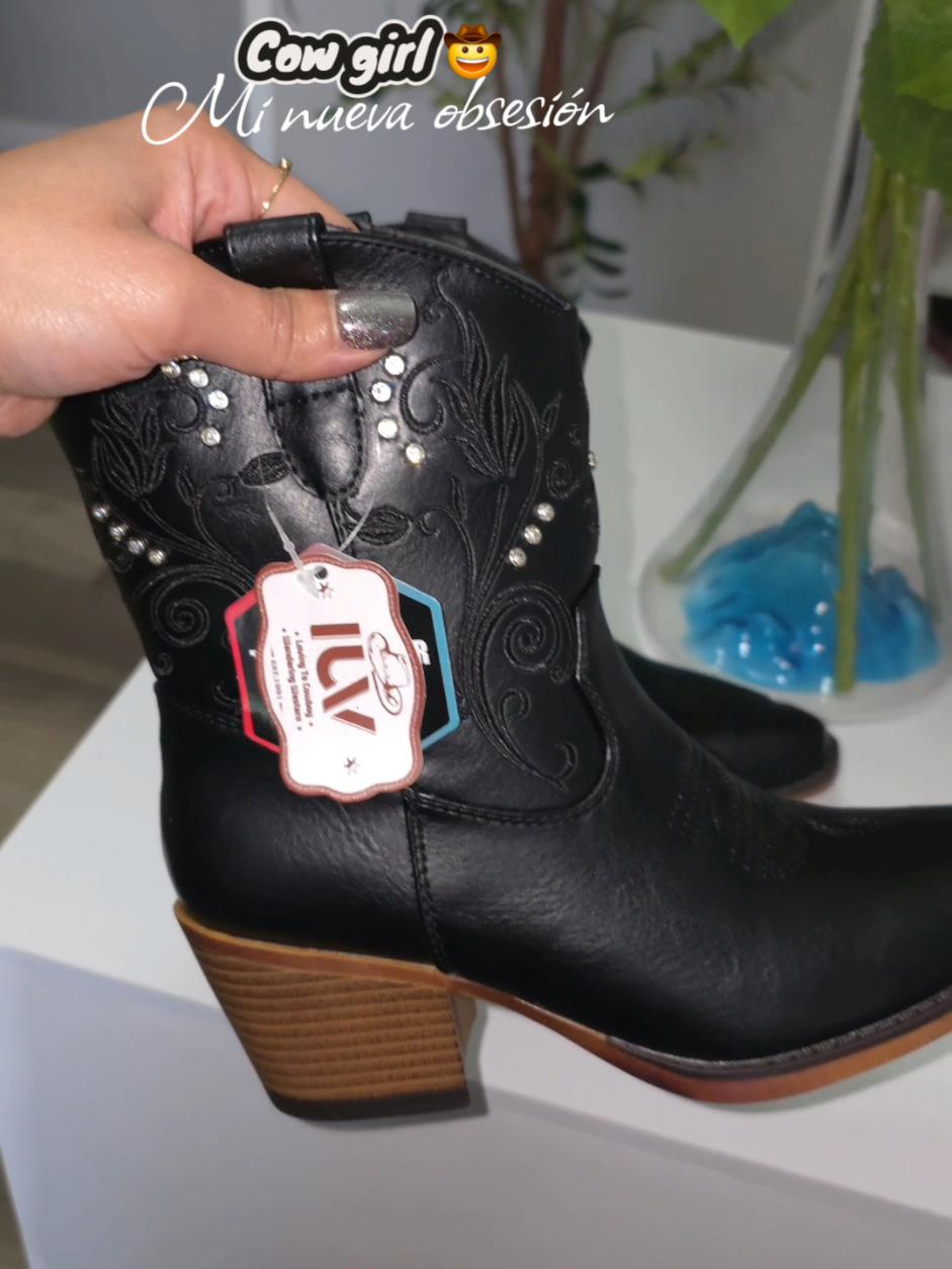 Enamorada 🖤 #cowgirls #TikTokShopCreatorPicks #boots #iuvboots @IUV 