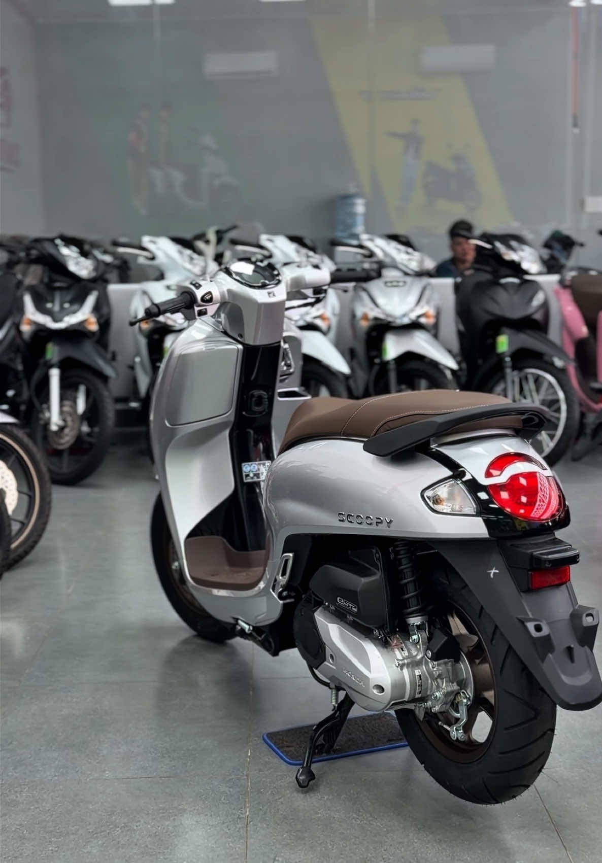 📌Scoppy 110cc 2026 màu bạc Poscher  ✅Giá chỉ từ: 43.900.000 💓 _Góp Không Cần Trả Trước 💵 _Chỉ cần CCCD - 18 Tuổi _Combo Quà Tặng Hấp Dẫn lên đến 7,9 chệu 🎁 📣Đặt Lịch Mua Xe : 034.9966.404 ( Đan Trường ) hỗ trợ giảm 1-3 chẹo tiền xăng xe #scoopy #scoopy110 #scoopyindonesia #xedovietnam #xemaynhapkhautphcm 