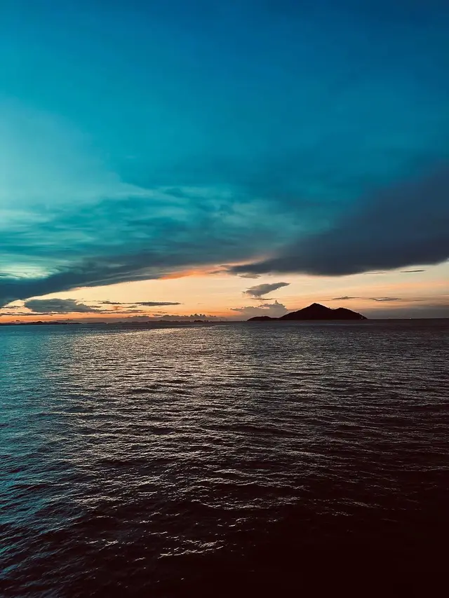 • 每一个强大的人，都曾咬着牙度过一段没人帮忙、没人支持、没人问津的日子。过去了，这就是你的成人礼；过不去，求饶了，这就是你的无底洞。你要做的就是像孤勇者一样，在荒野中走出一条属于自己的路。 Mỗi một người mạnh mẽ đều từng nghiến răng vượt qua một quãng thời gian không người giúp đỡ, không người ủng hộ, không ai đoái hoài. Vượt qua được, đó là lễ trưởng thành của bạn; không vượt qua được mà cầu xin tha thứ, đó là vực thẳm của bạn. Việc bạn cần làm chính là giống như một kẻ cô độc dũng cảm, tự đi ra một con đường của riêng mình giữa hoang mạc.#xuhuong #xuhuongtiktok #stt_buồn_tâm_trạng #fvpシ #foryou 