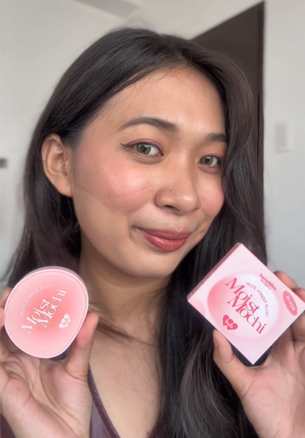 So excited about this best selling Moist Mochi Paste Powder Blush! I love the blush shade so much because it’s pretty on my neutral undertone skin @barenbliss_ph @rhodemediamarketing  #barenblissph #bnb #kbeauty #mochiblush #rhodemediamarketing
