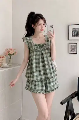 🍃 Bộ này nhìn đúng kiểu vừa xinh vừa mát luôn nè. Caro xanh nhẹ nhàng, mặc ở nhà hay đi cà phê cuối tuần đều hợp 💚 ✨ Form rộng thoải mái, che khuyết điểm cực khéo ✨ Chất vải nhẹ, mặc mùa hè siêu dễ chịu ✨ Nhìn đơn giản nhưng lên hình lại rất có vibe nàng thơ Ai đang tìm một set mặc mát, xinh và không cần phối đồ nhiều thì bộ này đáng để thử lắm nha 🥰 #setbomacnha #dobonu #thoitrangnu #xinhmoingay #tiktokshop66 