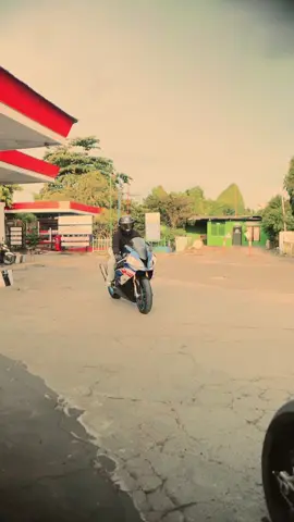 🎥 : @copicop works #BMW #s1000rr  #zx6r 