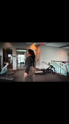 Women fitness 🍑 booty fitness, very hard to get sensual femininsm   body 🔥💃🍑🔥. #foryou #fyp #sexyzone #fitnessmodel #hipstretch 