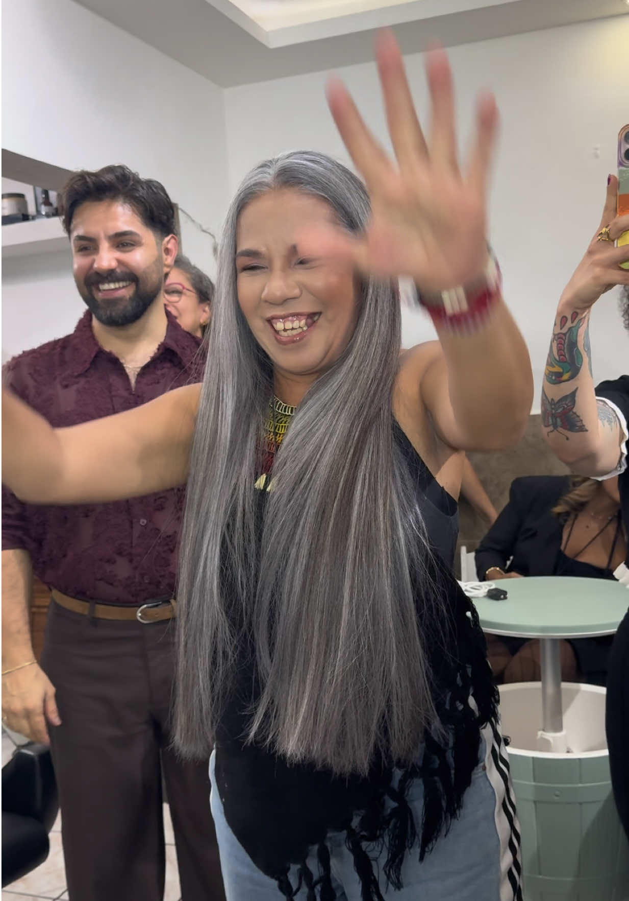 ¿Te gustaría especializarte en transición y camuflaje de canas? Durante más de seis años hemos desarrollado y perfeccionado técnicas especializadas para crear diseños de canas naturales, elegantes y totalmente personalizados. En nuestras masterclass compartimos paso a paso el análisis, las fórmulas, las estrategias de aplicación y todo el proceso que utilizamos para lograr estos resultados. La modelo que ves en este video participo en una de nuestras capacitaciones y se muestra el tipo de trabajos que aprenderás a realizar. Si eres estilista o profesional de la belleza y quieres incorporar uno de los servicios con mayor crecimiento y demanda en la actualidad, solicita informes por WhatsApp al +52 392 128 6430. Capacitaciones presenciales en Ocotlán, Jalisco, México. Próximamente también disponibles en modalidad online en vivo para alumnos de cualquier parte del mundo. #victorramirez #grayhair #cabello #estilista #hairstylist 