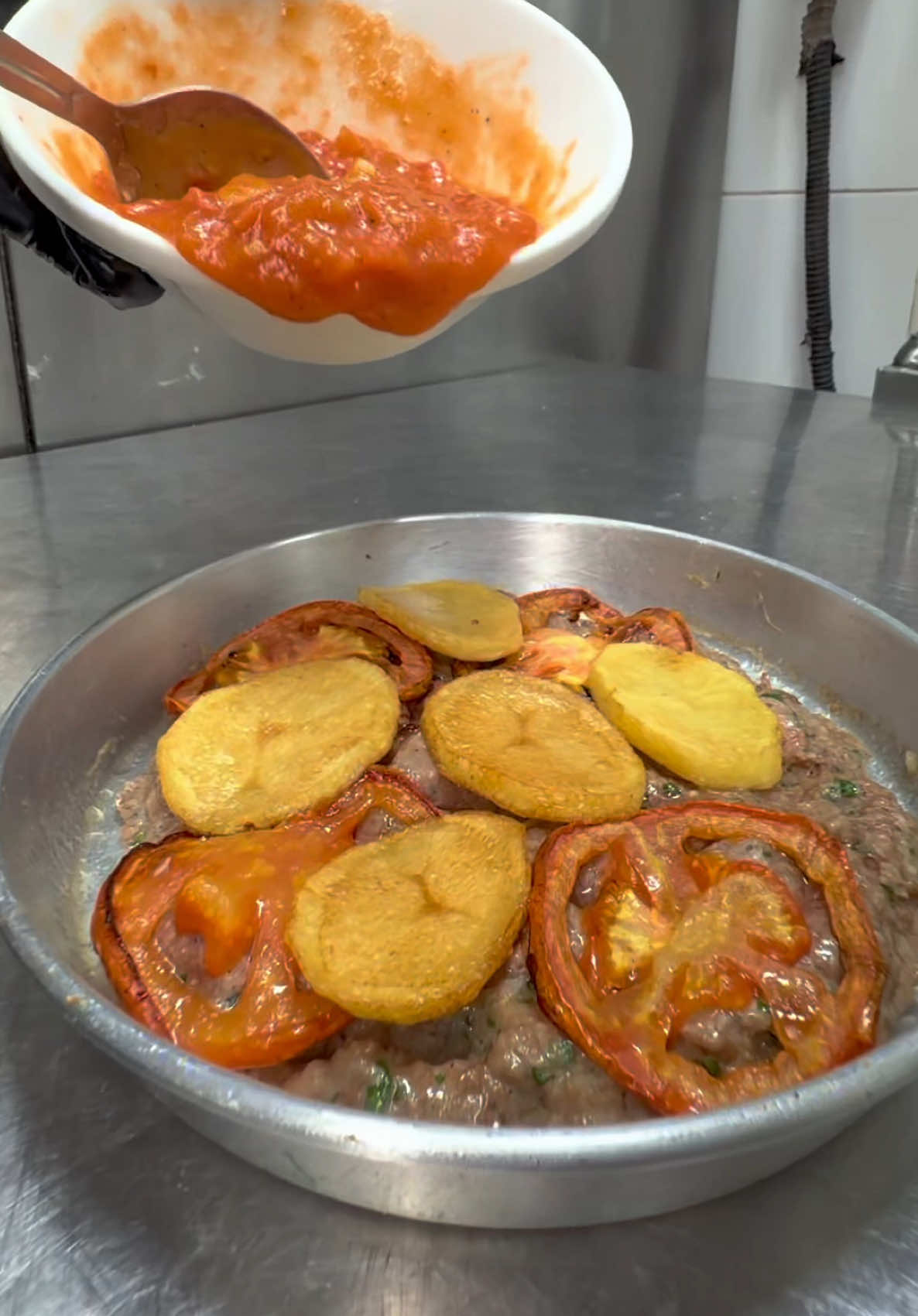 صواني كفتة على طريقتنا… طحينية ولا  بندورة؟ 🍅🔥🥩🇯🇴 للاستفسار والتواصل : 📞 (02) 442 9932 ‎📍الخالديه خلف مبنى الاتصالات بجانب مقهى الكأس الذهبي  ـ أبو ظبي #مطعم_أردني #أبوظبي #أكل_أردني #صواني_كفتة #أكل_شرقي 