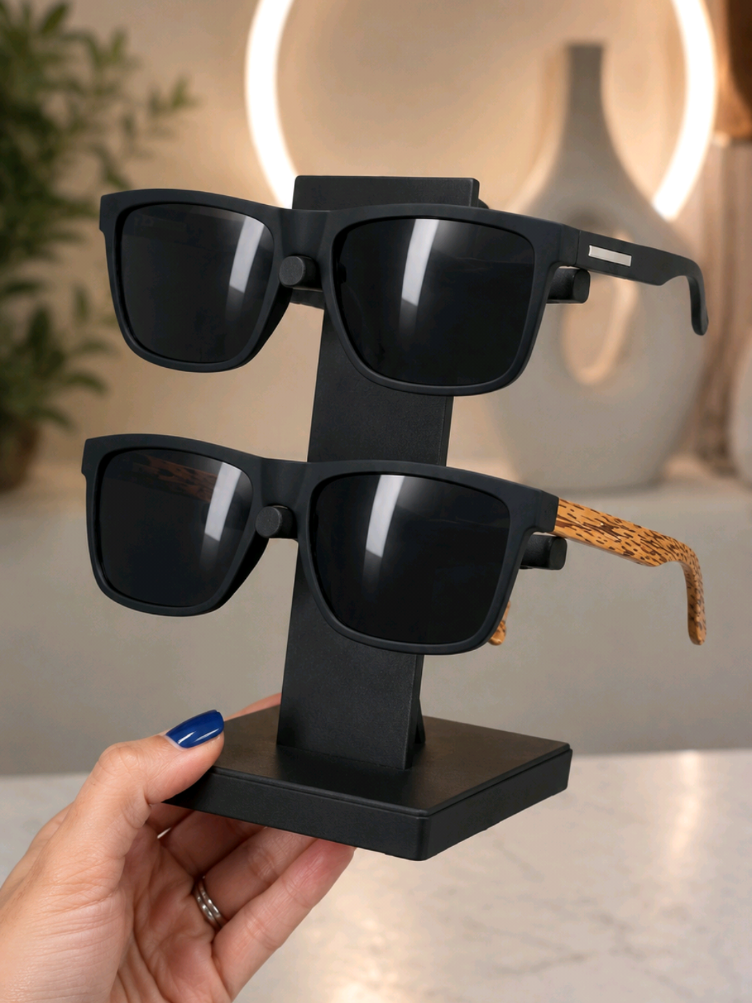 Descrição: 🕶️ Estilo, presença e atitude em um único acessório! Os Óculos de Sol Quadrados são perfeitos para quem quer um visual moderno e marcante. Com armação resistente, design premium e encaixe confortável, combinam com qualquer ocasião: praia, viagem, rolê ou dia a dia. Modelo unissex que valoriza seu visual e chama atenção por onde passa. Produto 100% novo, pronta entrega e envio rápido para todo o Brasil. Garanta já o seu antes que o estoque acabe! #Hashtags: #OculosDeSol #OculosQuadrado #ModaMasculina #ModaFeminina                