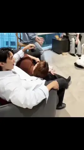 getting comfortable with each other.. #ngernoat #ทีมเงิน #ngernanupart #oattharathorn #thesunfromanotherstar 
