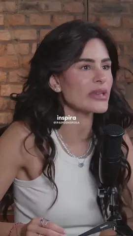 @nataliabeauty | Uma mulher que não pede permissão para ser quem é costuma provocar reações diferentes nas pessoas. Algumas se sentem inspiradas pela sua coragem, autenticidade e confiança. Outras podem se sentir desconfortáveis, especialmente em uma sociedade que muitas vezes espera que as pessoas se encaixem em padrões e expectativas pré-definidas. O problema é que quem escolhe viver de forma autêntica nem sempre será compreendido. Pessoas seguras das próprias escolhas costumam ser confundidas com arrogância. Mulheres que sabem impor limites podem ser chamadas de difíceis. E aquelas que defendem suas opiniões com firmeza frequentemente enfrentam julgamentos que talvez não enfrentariam se fossem mais silenciosas. Mas existe algo poderoso em alguém que não vive buscando permissão para existir. Não porque acredita ser melhor que os outros, mas porque entende que não precisa abandonar sua essência para ser aceita. Essa liberdade inspira porque mostra que é possível viver com mais verdade e menos medo da opinião alheia. Também existe algo importante nisso: autenticidade não é fazer tudo o que se quer sem considerar ninguém. É ter coragem para ser quem você é, sem perder o respeito pelos outros e sem abrir mão dos seus valores para agradar expectativas externas. Talvez seja por isso que mulheres autênticas inspiram tanto. Elas lembram que a confiança não nasce da aprovação das pessoas, mas da paz de saber quem se é. Porque no fim, quem vive de acordo com a própria essência pode até assustar quem espera conformidade. Mas também acaba encorajando outras pessoas a terem a mesma coragem de viver com autenticidade. Você acredita que a autenticidade é uma qualidade que as pessoas admiram mais do que praticam? #nataliabeauty #nataliacy