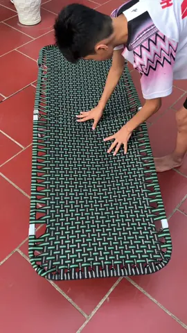 Các bác hỏi màu tối nhiều quá bên e mới về thêm màu xanh rêu kẻ đen này mê lắm luôn. Giường gấp loại này là khung nhôm vuông nhẹ dễ di chuyển gấp ra gấp vào tiện lợi luôn nạ #giuonggap #giuonggapvanphong #giuonggapgon #shopmebapngot 