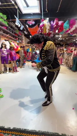 Wat is jouw gekste thema-outfit ooit geweest?😉 #themafeest #verkleedwinkel #michaeljackson