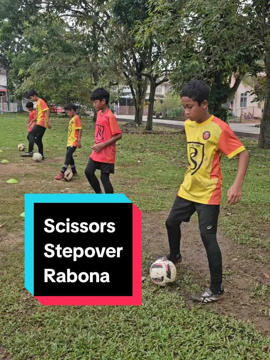 #creatorsearchinsights  PS BALL MASTERY 🇲🇾  Bila diperkenalkan sesuatu tugasan dengan teknik ansur maju inshaallah tiada seorang pun akan ketinggalan ketika proses pengajaran kita. Sesi pagi personal training bersama Luth 11 thn dan Aysa 9thn. Aktiviti  1. Kaedah melakukan Scissors, Stepove dan Rabona secara mobil dan statik. Turut membantu pak syed sesi pagi adalah Khalish, Adam dan Amir. Ini adalah salah satu dari tugasan sesi pagi Sebelum ke seterusnya. #PakSyed  #psballmastery  #kitabuatkerjakita 