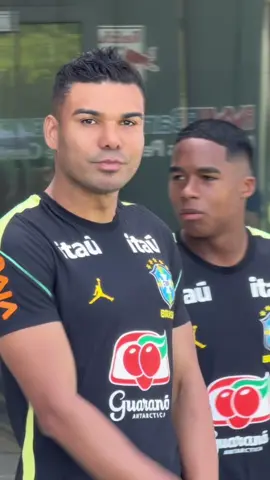 🤝 Unidos! Casemiro e Endrick subiram juntos para o treino desta sexta-feira!  #seleção #seleçãobrasileira #futebol #football #worldcup