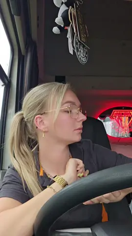 jaa jaa bijna weekend 🥳🥳 weet niet hoe dit bij jullie zit maar dit nummer klopt toch gewoon 😬😝 #ladytrucker #meidendierijden #lovemyjob #bijnaweekend🎉🎉🎉 